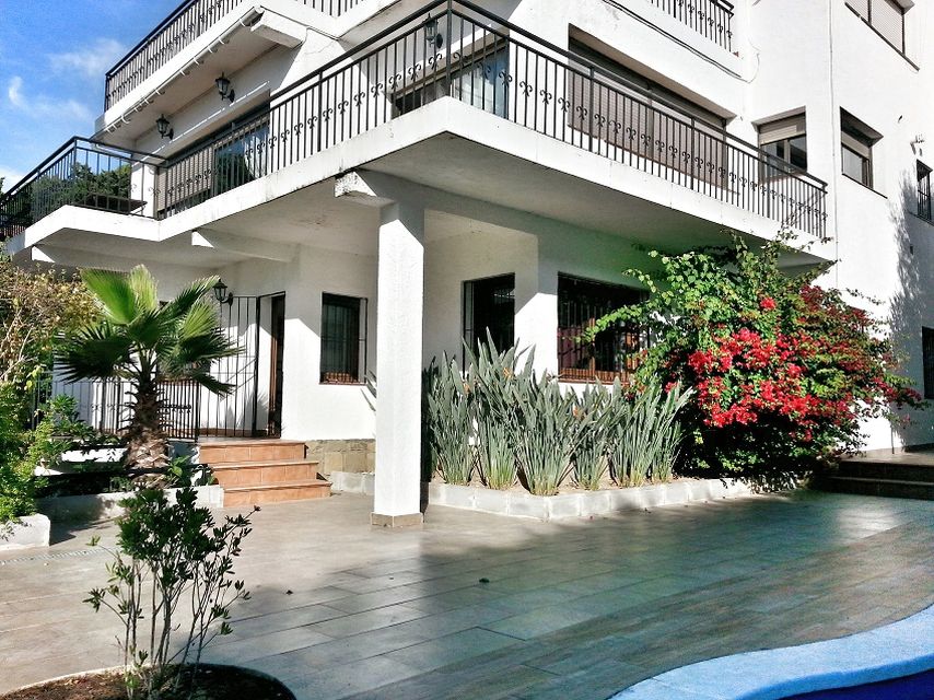 Big house for sale in urbanization of Lloret de Mar