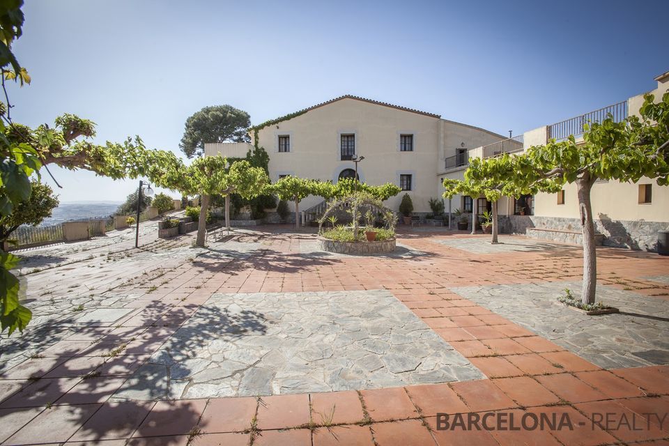 Exclusive country house for sale near Barcelona - Ideal investment