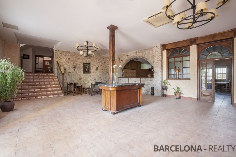 Exclusive country house for sale near Barcelona - Ideal investment